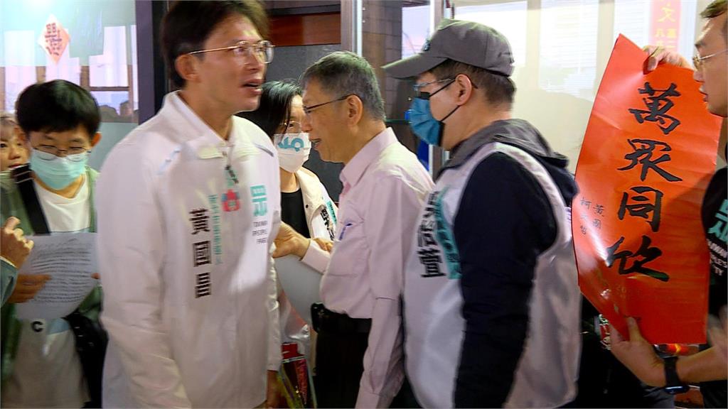 陳情女子來踢館！黃國昌點頭打PASS？網酸：暗示的眼神很真