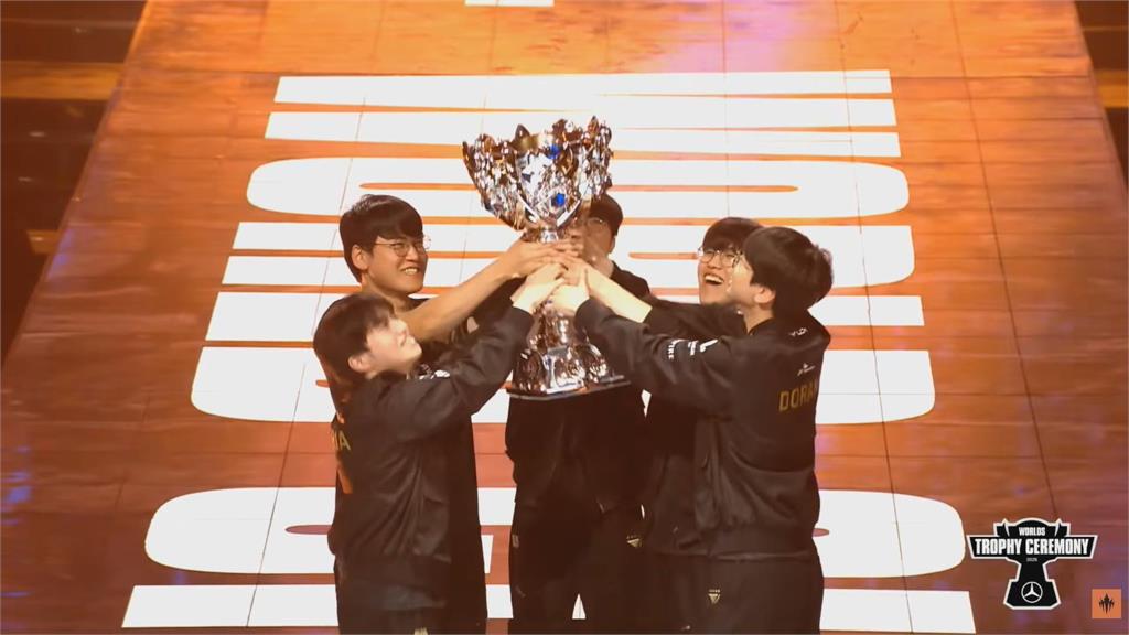 LOL世界賽快訊(影／最高的山最長的河！Faker第6冠到手　T1三連霸王朝誕生