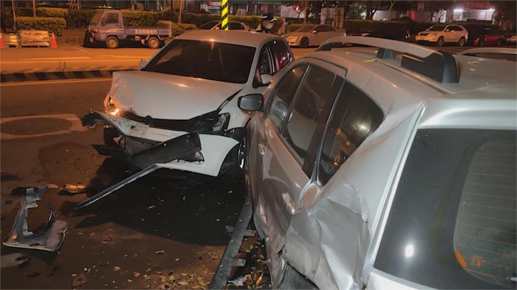 台中深夜兩車擦撞失控　衝撞路邊車輛1人傷