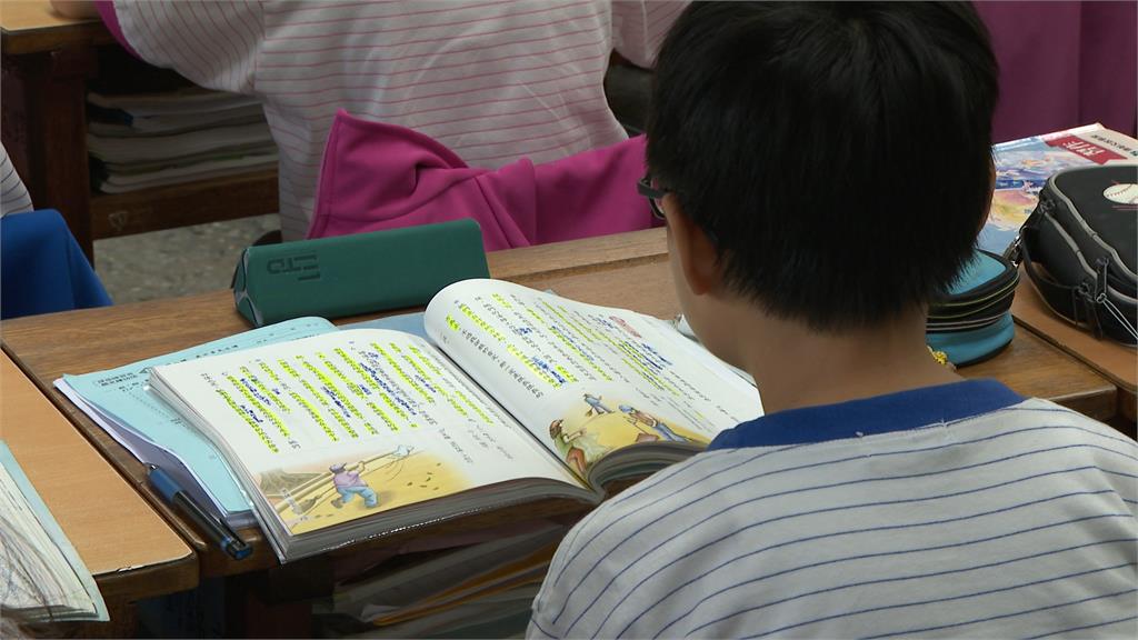 翰林講義寫「執政黨買網軍」 還有白語錄遭疑洗腦