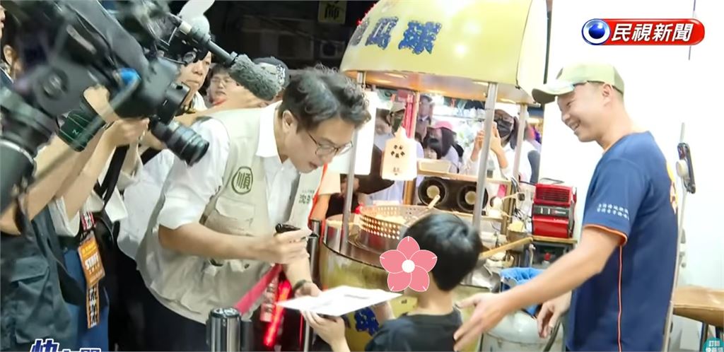 掃街到一半「小朋友現場約戰」玩陀螺！沈伯洋秒答應「貼心1舉動」網讚爆
