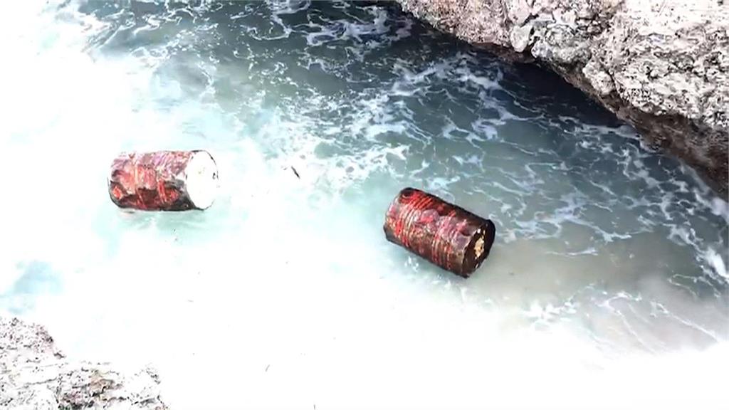 小琉球秘境飄惡臭味　廢油桶海上漂流！
