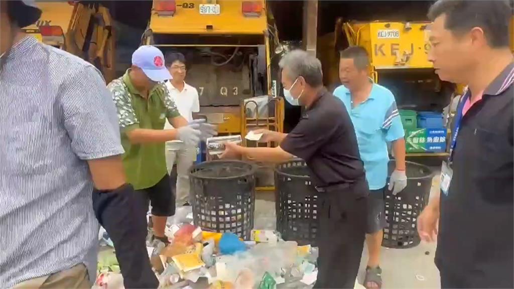 找什麼？彰化和美回收場 一群人翻垃圾山