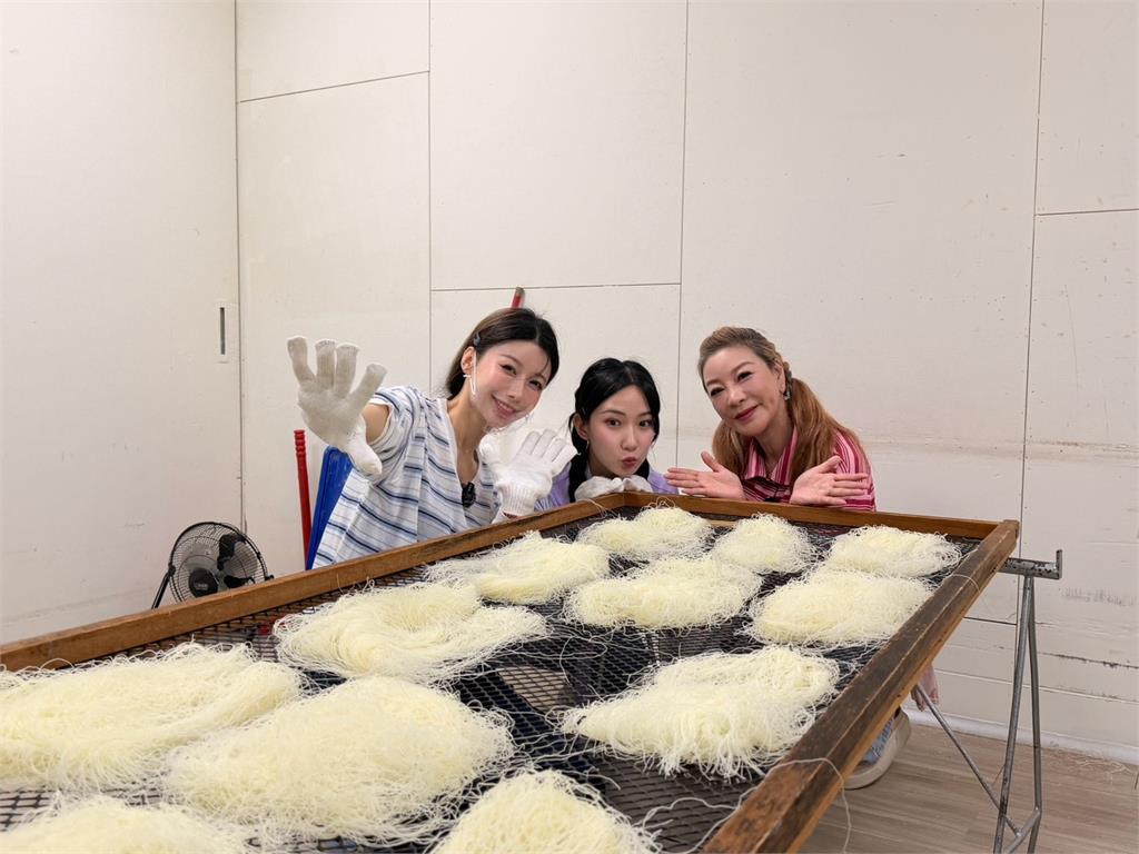 李雅英體驗手工製作米粉失手甩飛！被邀請賠償「5000元」嚇得花容失色