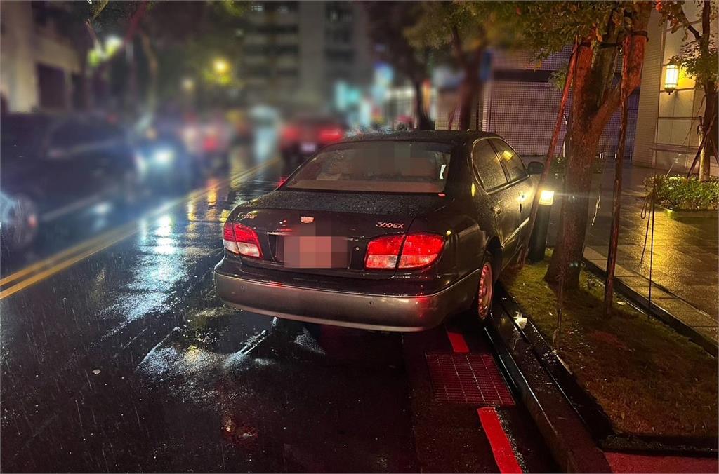 快新聞/行人地獄再現!北市母子走斑馬線過馬路 卻遭右轉轎車撞飛