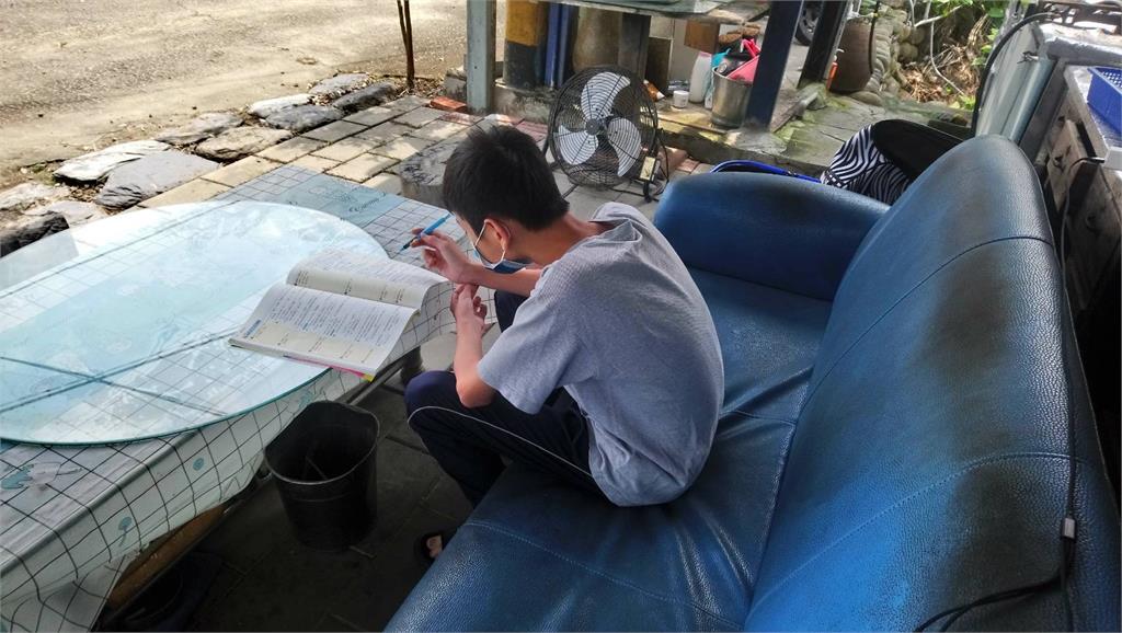 台5成弱勢兒少家中沒書桌...蜷曲床上寫作業 家扶急募款!