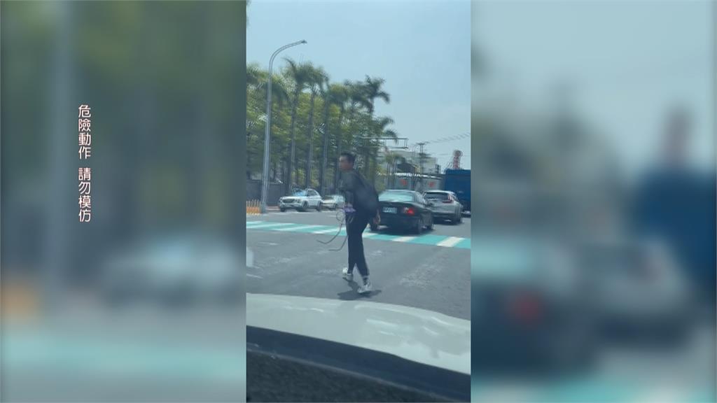 路中央有蛇! 彰化男憂蛇被輾 下車「徒手」抓蛇