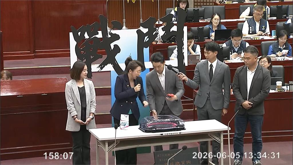 掉漆！蔣萬安玩戰鬥陀螺一碰就掉　Shoot.Shot分不清