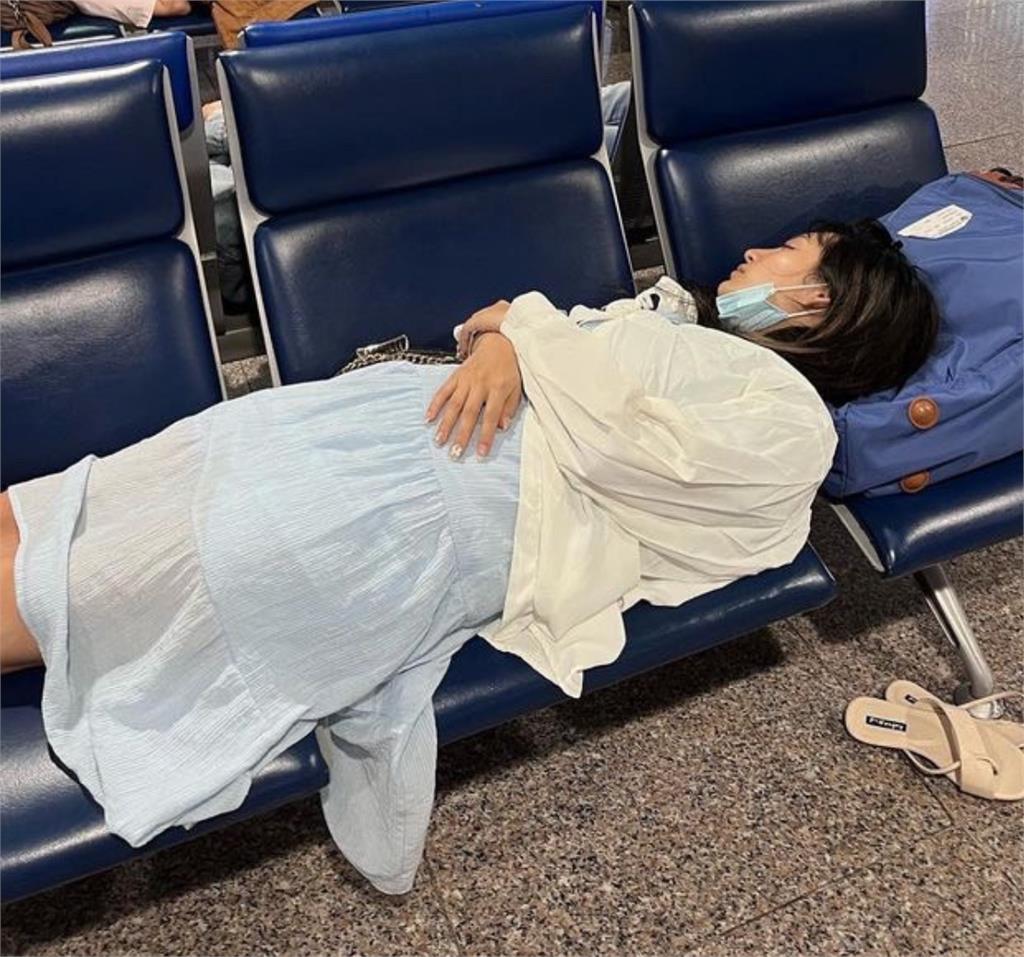 國民女友飛越南拍婚紗險被原機遣返!「裸肌睡機場」無防備素顏遭 國民女友飛越南拍婚紗險遭原機遣返!遭困機場過夜「0防備裸肌素顏」流出