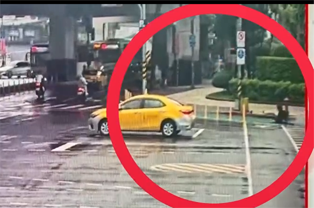 快新聞／雨天釀禍？北市7旬駕駛突失控撞燈桿　無辜行人遭掃到「滑壘噴飛」