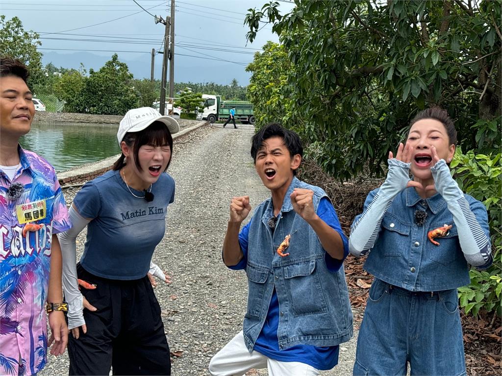 體驗養殖辛苦頂著超級大雨搶收!藝人全身濕透透站在蝦塭池