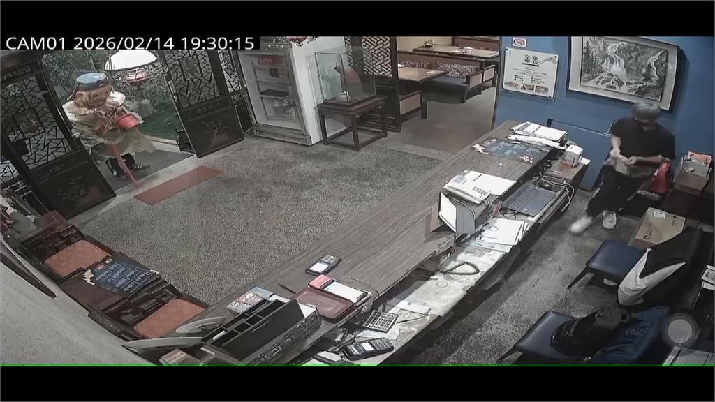 假扮神明真騙錢？　土地公神偶現身台中沿街「化緣」