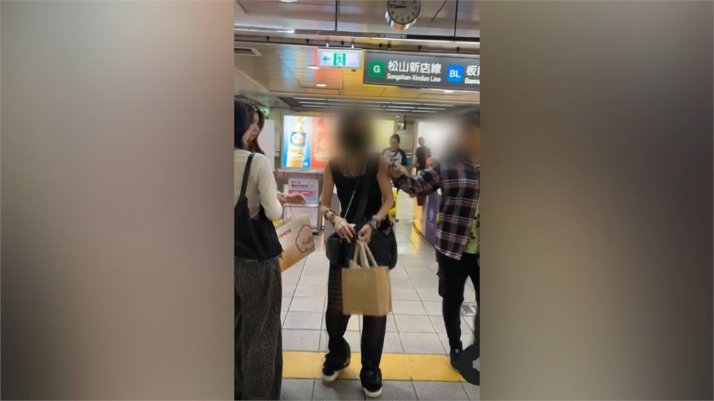 西門町黑衣女砸街頭藝人音箱 路人勸阻遭出腳還亮出利器