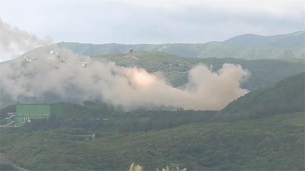 雷霆操演九鵬基地登場 震撼!上百枚火箭彈劃破天際