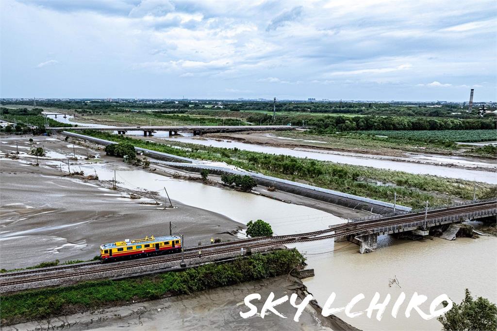 快新聞／凱米暴雨「鐵軌路基流失」！　台鐵宣布南部「這路段」改公路接駁