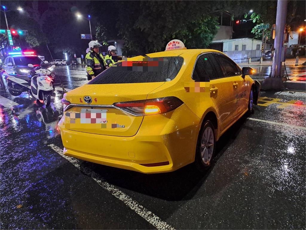 疑大雨未注意車況　高雄計程車自撞分隔島　車頭凹陷.零件四散