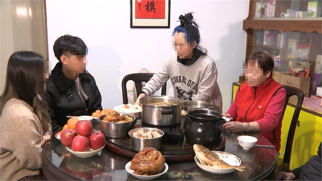 父親節15人擠10人桌！人妻崩喊「花錢餓肚子」網嗆：真的很丟臉