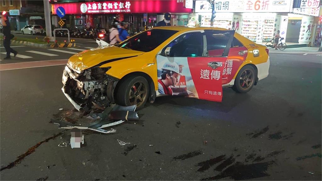 快新聞/蘆洲深夜車禍「休旅車衝上人行道」 波及10機車與路人6人受傷