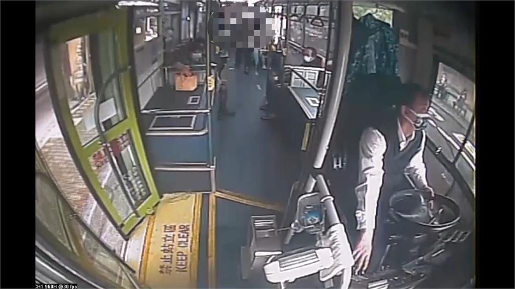 公車出勤突發狀況多 提醒口罩竟被乘客打破車門