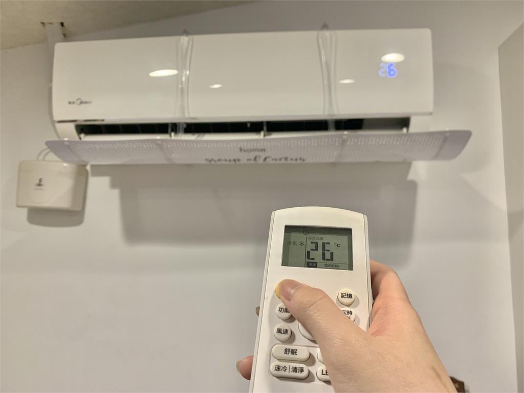 冷氣「開24度、開26度配風扇」誰最省電？台電公布解答「這鍵超重要」