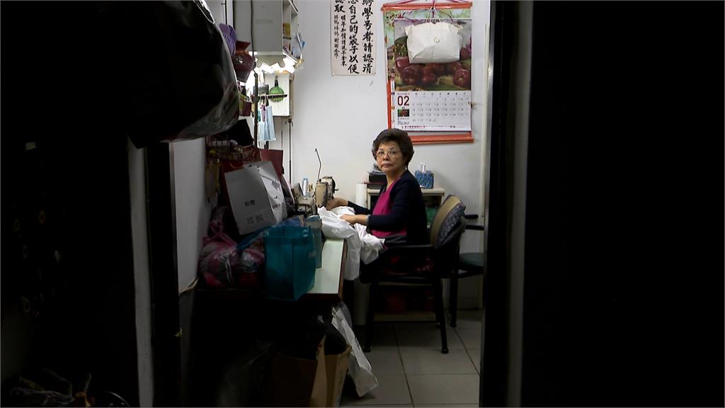 少子化! 學生制服店難生存 繡學號也漸式微