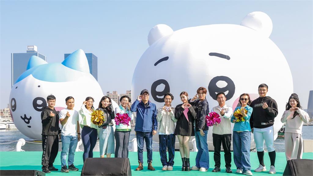 快新聞/高雄燈會正式開幕!「水門禮」迎接吉伊卡哇、小八貓 兔兔烏薩奇港邊玩耍