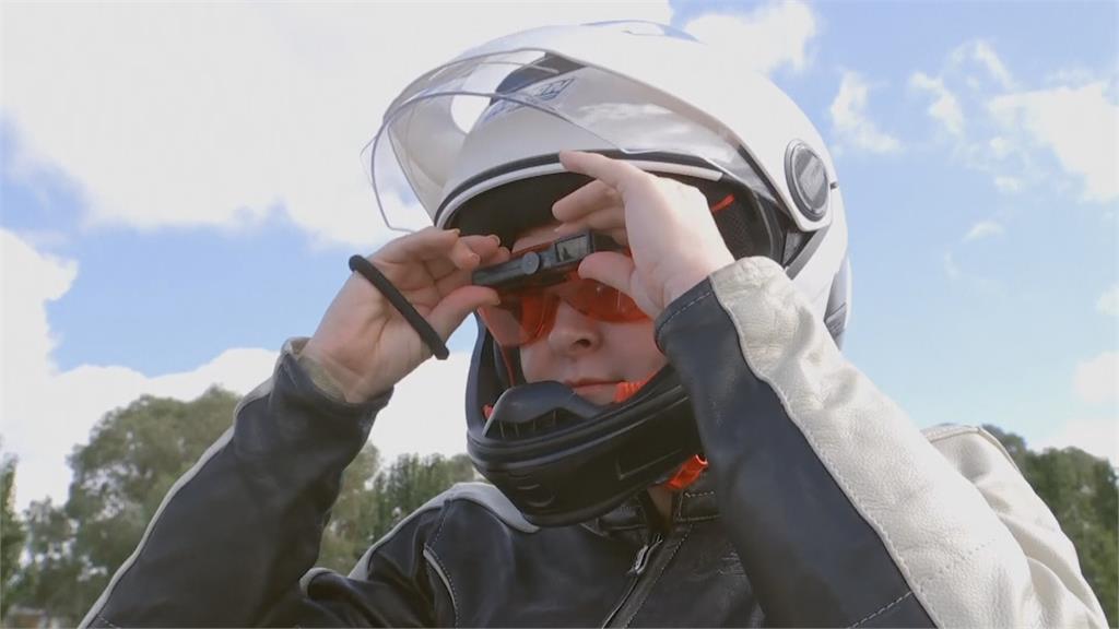 戴上「秘密武器」　澳洲視障女子騎機車