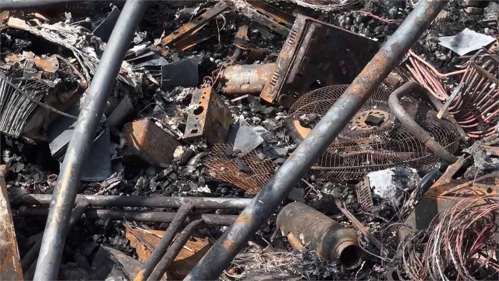 高雄小港機場旁「菜園猛烈燃燒」！　橘紅色火光直竄天際