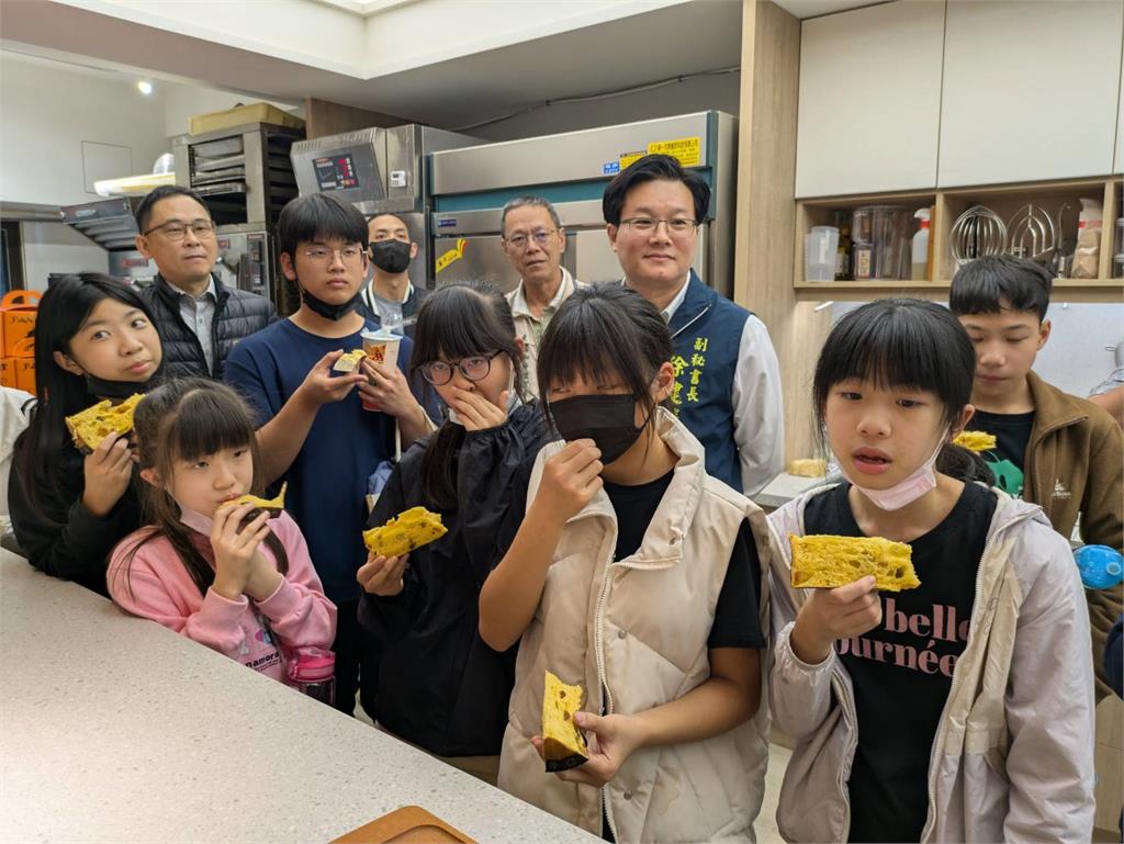 南市府攜手民間傳遞溫暖　弱勢兒少品嘗世界冠軍麵包