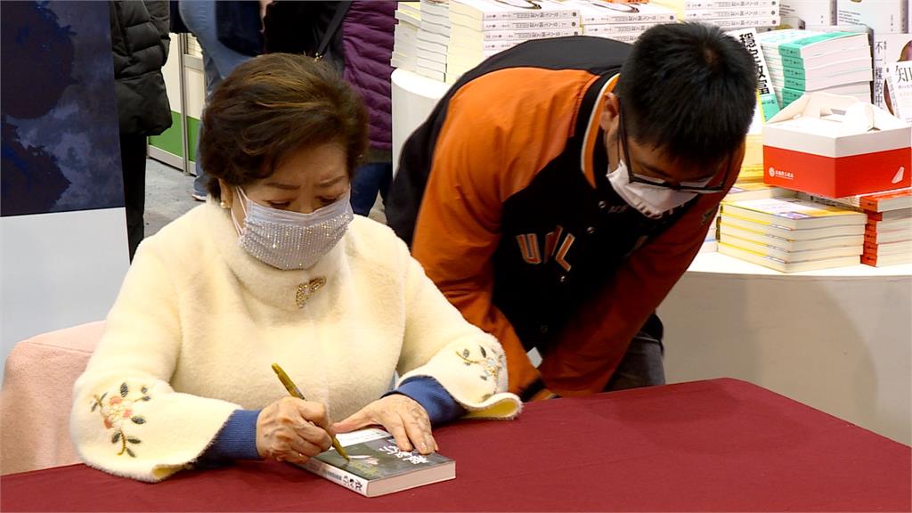 陳淑芳為戲打斷3顆牙! 新書發表會「突拆假牙」震驚全場