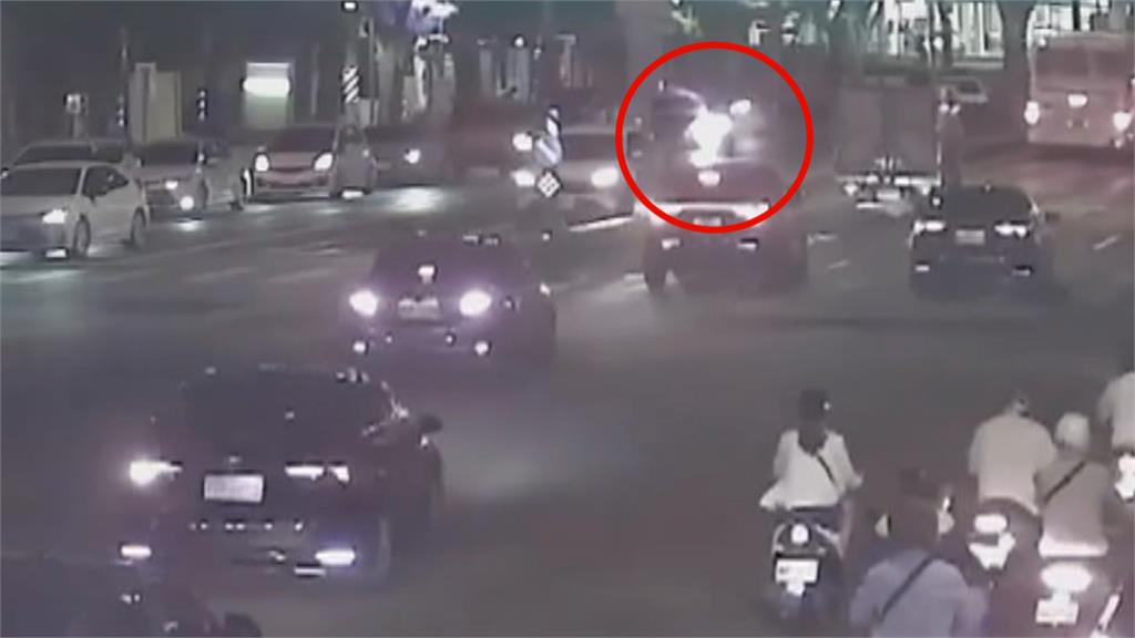 高雄苓雅不明原因火燒車 駕駛急開車門逃生幸無傷亡
