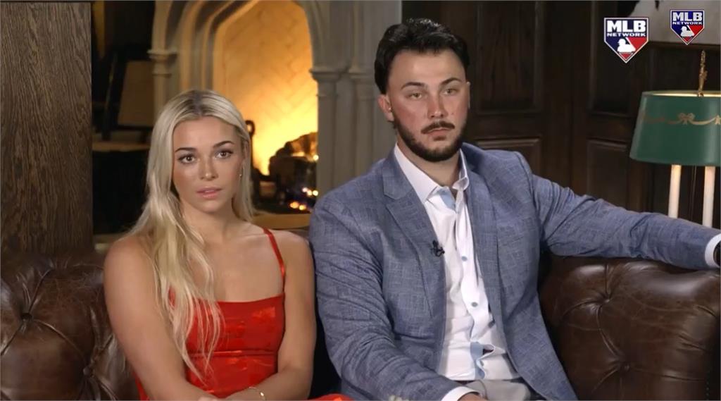 MLB(影)/史基斯獲獎時刻「一臉淡定」!女友當場嗨翻彷彿她才是賽揚得主