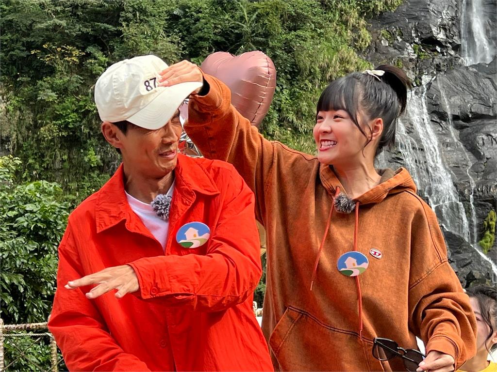 體驗民宿達人遇住客辣妹穿著火辣!「年輕才這樣穿」楊繡惠不甘示弱脫衣服要比拚