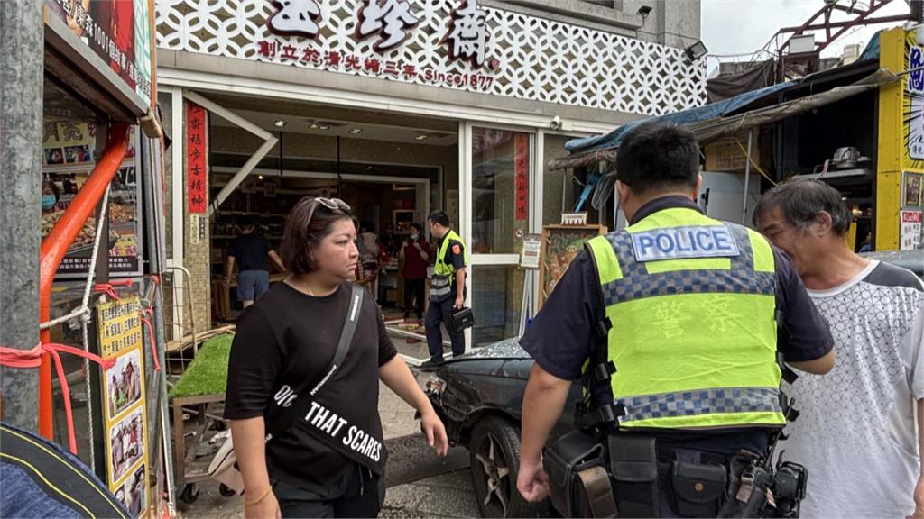 轎車突衝進鹿港「玉珍齋」店內! 玻璃碎滿地、共兩人輕傷送醫