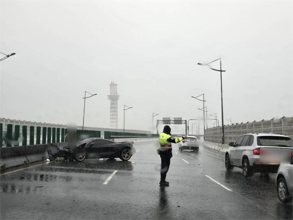 快新聞／車頭全毀！　洲美快速道路「千萬麥拉倫」打滑自撞分隔島