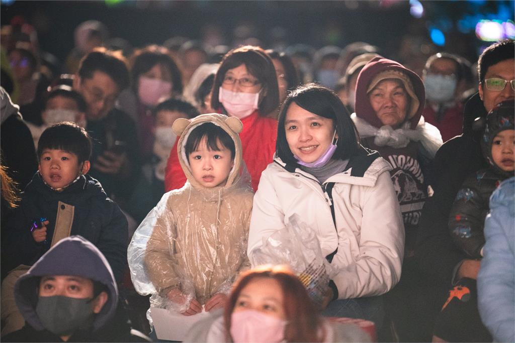 快新聞/不畏嚴寒!吳秉叡邀紙風車演出千人參與 蘇巧慧:繼續為下一代努力