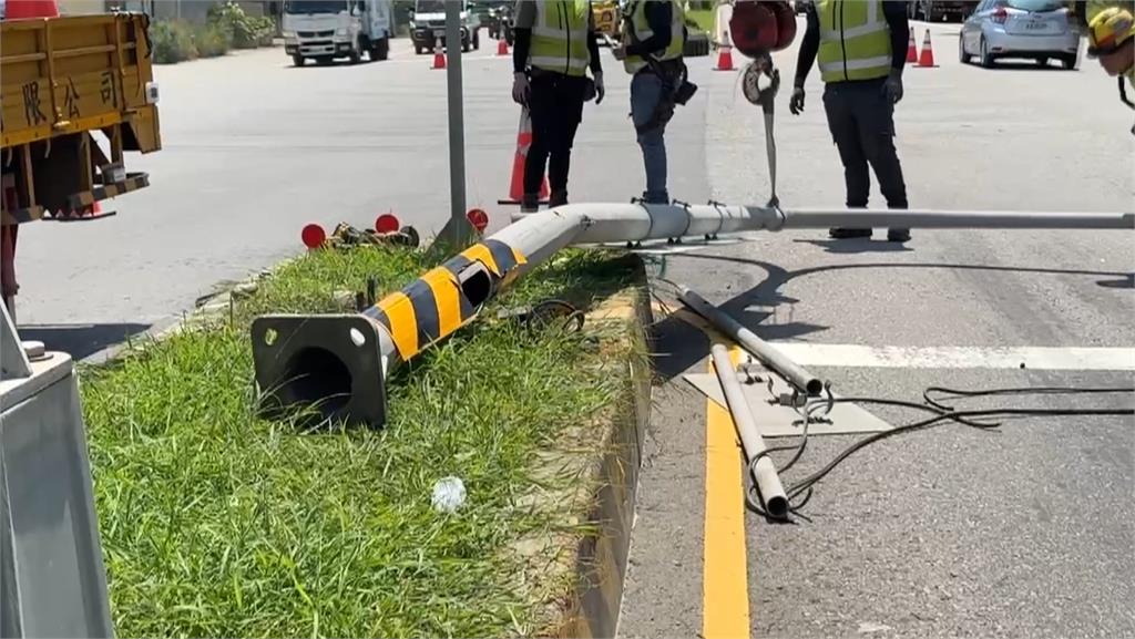 險！夾子車疑沒收好上吊臂　意外勾電線「2根號誌桿斷裂倒地」