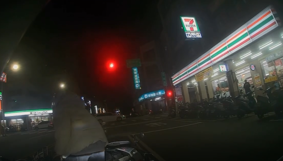 超車互不讓還逼車險釀相撞　騎士紅燈下車互毆拿安全帽猛砸