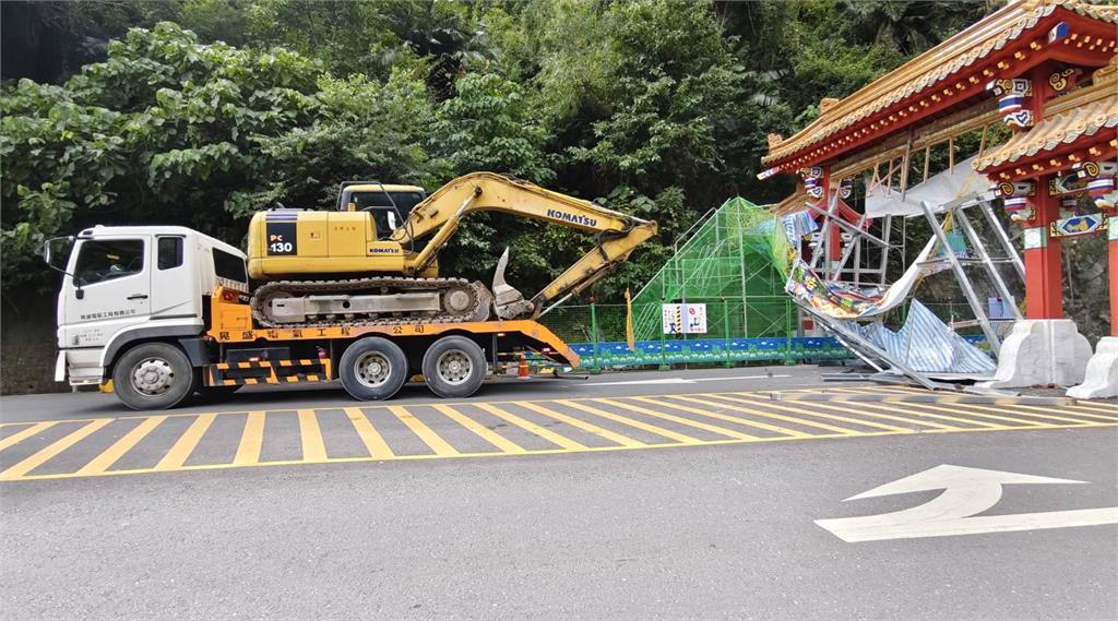 台電包商施工未注意限高　太魯閣牌樓修復中鷹架又被撞