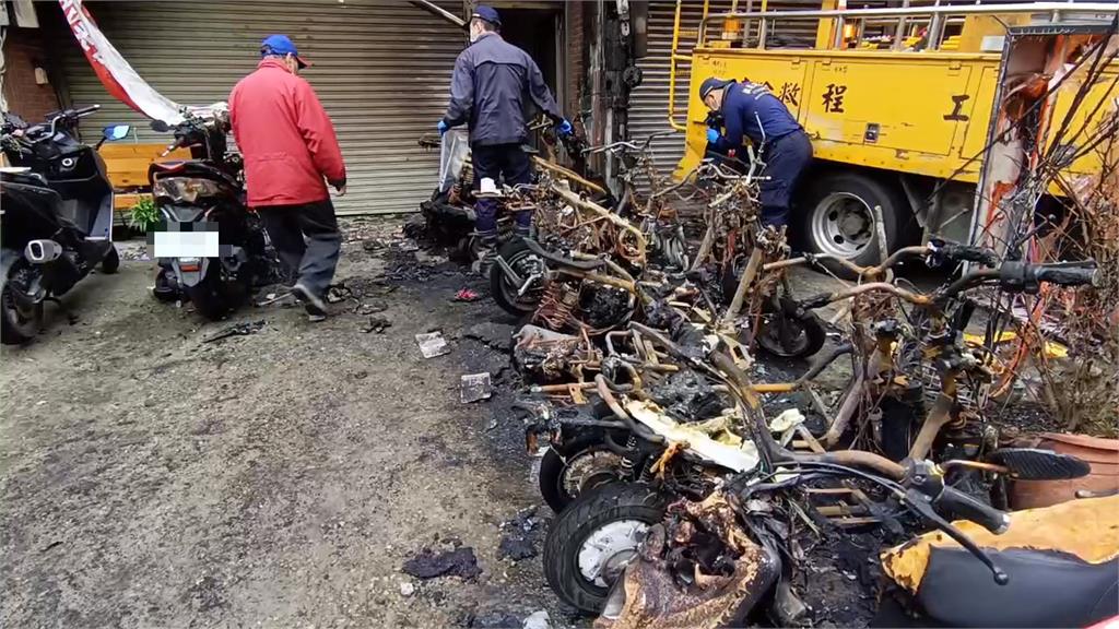 桃園7電動車起火燃燒波及5機車 3人一度受困民宅無人傷亡