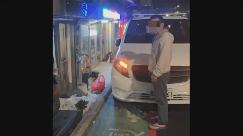 紅線臨停還佔人行道!淡水男與行人爆口角 違停再先還反嗆:正義魔人