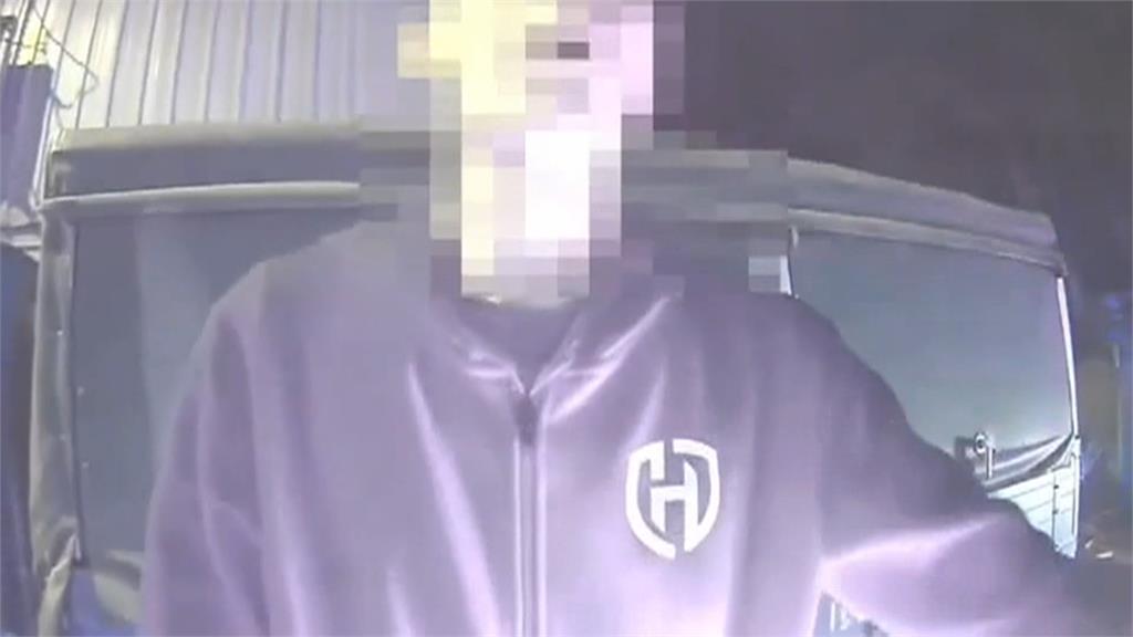 轎車沒油停路中央　駕駛不滿警方拉車門雙方爆爭執