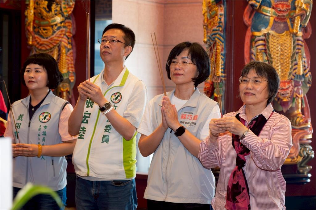 快新聞／週末勤跑廟宇！蘇巧慧頻遇民眾喊「凍蒜」　溫柔堅定回應：扛起新時代責任