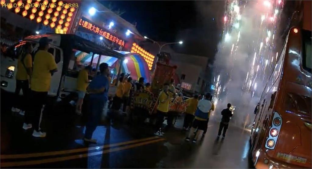 空品差！高雄鹽埕區道路煙霧瀰漫　竟是廟會遶境鞭炮惹禍！