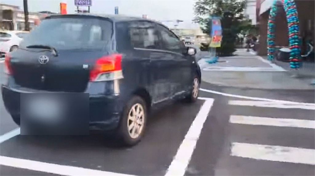 超天兵駕駛！「待轉格當停車格」　民眾直擊：超離譜