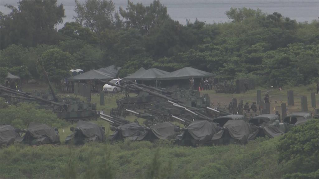 屏東「天雷操演」登場　軍事迷冒雨感受震撼威懾力