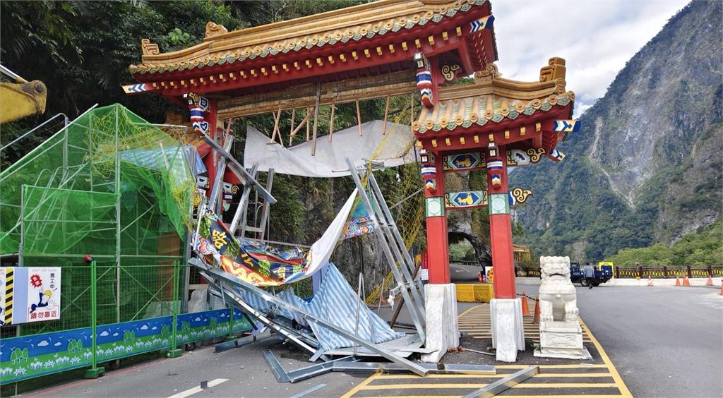 台電包商施工未注意限高　太魯閣牌樓修復中鷹架又被撞