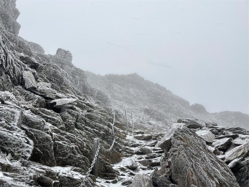 快新聞/玉山北峰今晨降雪!雪白美景畫面曝光
