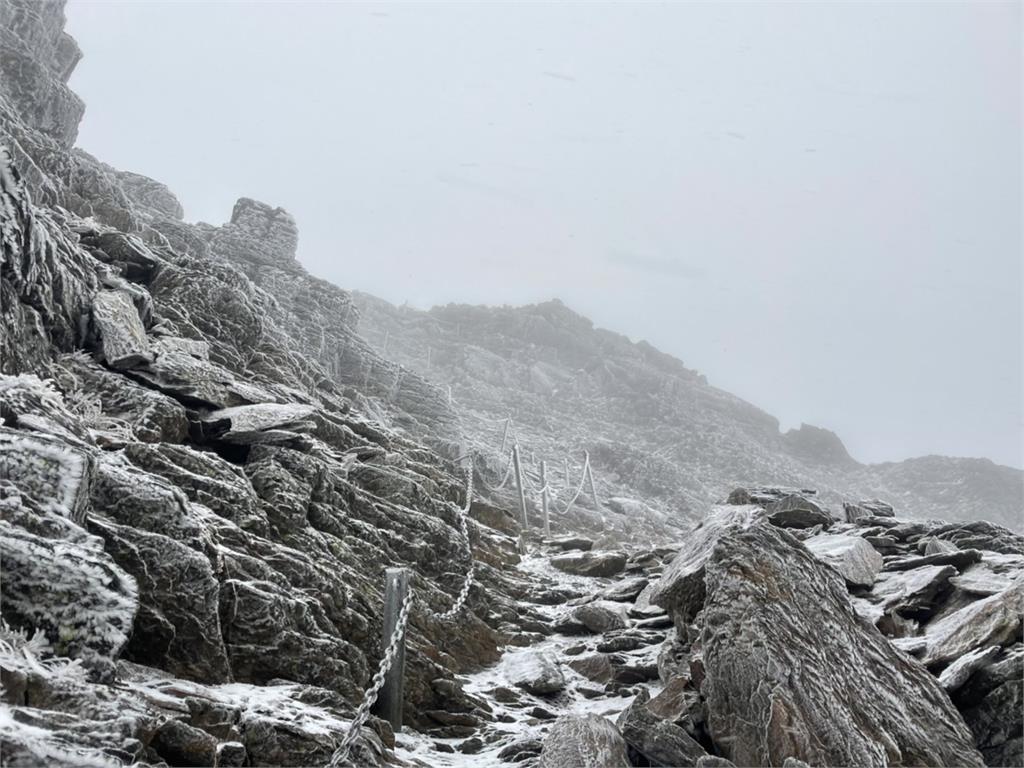 快新聞／玉山北峰今晨降雪！雪白美景畫面曝光