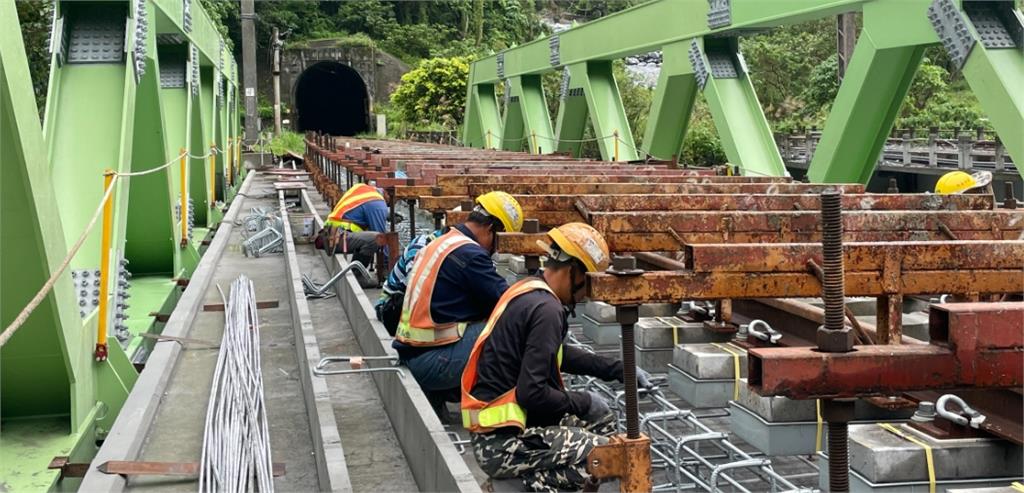 快新聞/台鐵「西小清水溪橋」復原進度超前 陳世凱:提早「這時間」通車